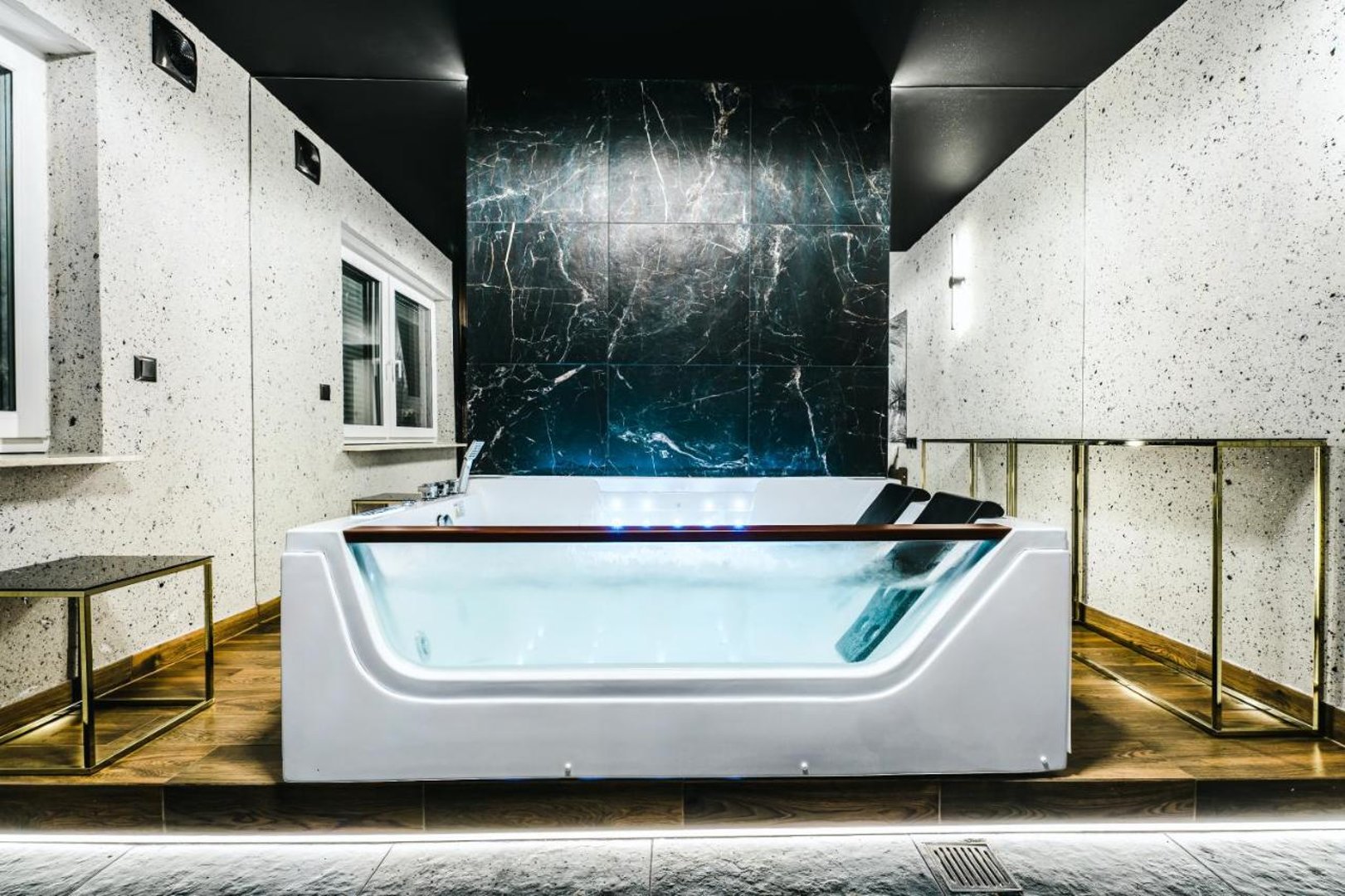 dysze jacuzzi w wannie z hydromasażem – zbliżenie na system masażu